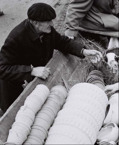 Jan Krystkowicz ze swoimi wyrobami na targu w Myszyńcu, 1984r.