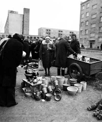 Ryszard Saraczewski ze swoimi wyrobami na targu w Łomży, 1977 r.