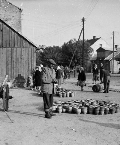 Władysław Krystkowicz ze swoimi wyrobami na targu w Myszyńcu, 1962 r